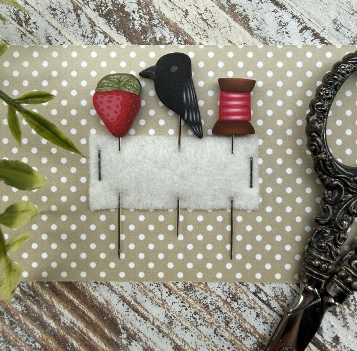 Puntini Puntini - Strawberry and Thread Pin Set