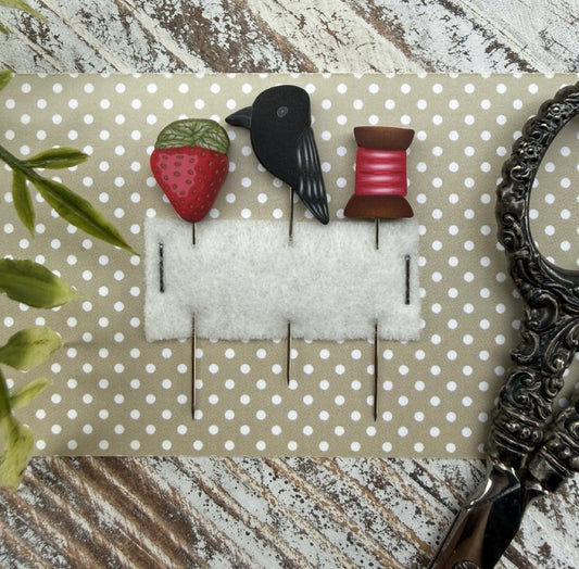 Puntini Puntini - Strawberry and Thread Pin Set