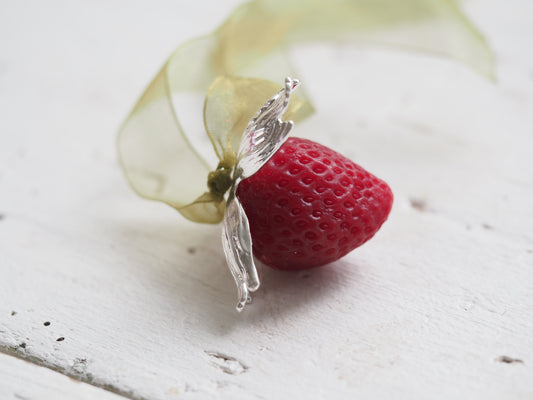 Strawberry Thread Waxer from Antique Needleworkers